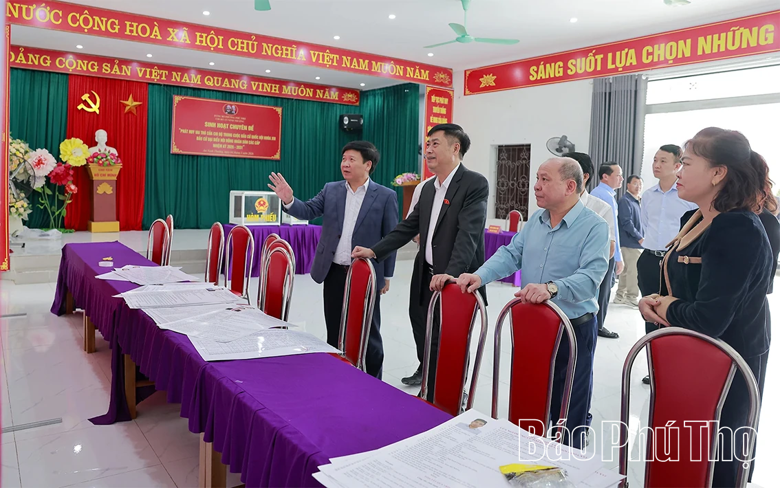 Chủ nhiệm Ủy ban Công tác đại biểu của Quốc hội Nguyễn Hữu Đông kiểm tra công tác chuẩn bị bầu cử tại phường Phú Thọ