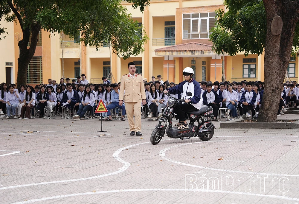 Tuyên truyền pháp luật về an toàn giao thông cho học sinh