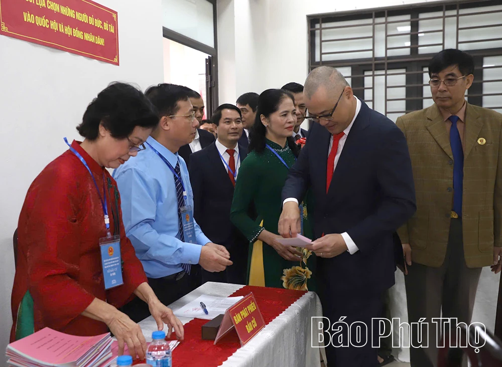 Bí thư Tỉnh ủy Phạm Đại Dương dự khai mạc và bỏ phiếu bầu cử tại phường Việt Trì