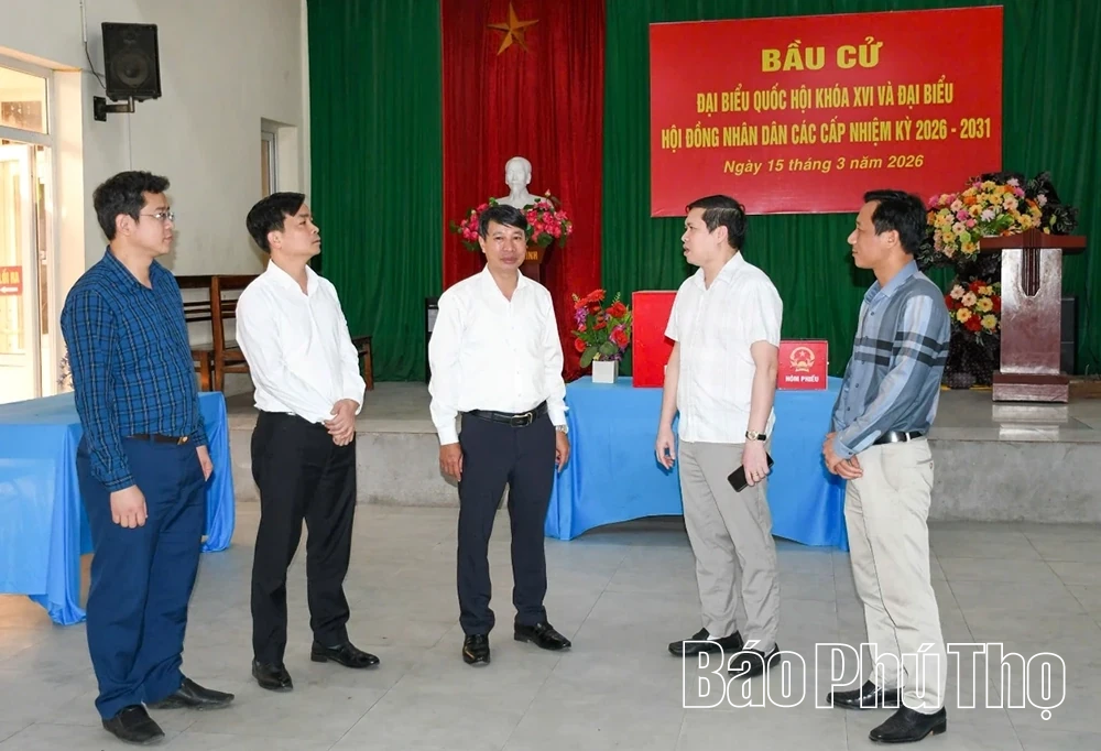 Phó Chủ tịch UBND tỉnh Nguyễn Khắc Hiếu kiểm tra công tác chuẩn bị bầu cử tại 2 xã Vĩnh An và Vĩnh Hưng