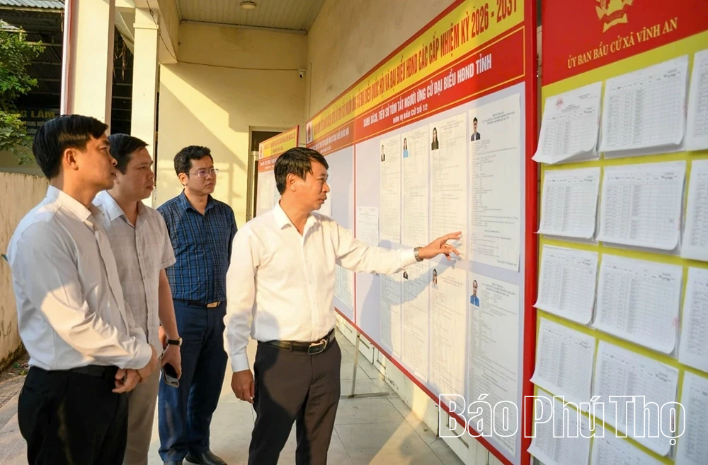 Phó Chủ tịch UBND tỉnh Nguyễn Khắc Hiếu kiểm tra công tác chuẩn bị bầu cử tại 2 xã Vĩnh An và Vĩnh Hưng