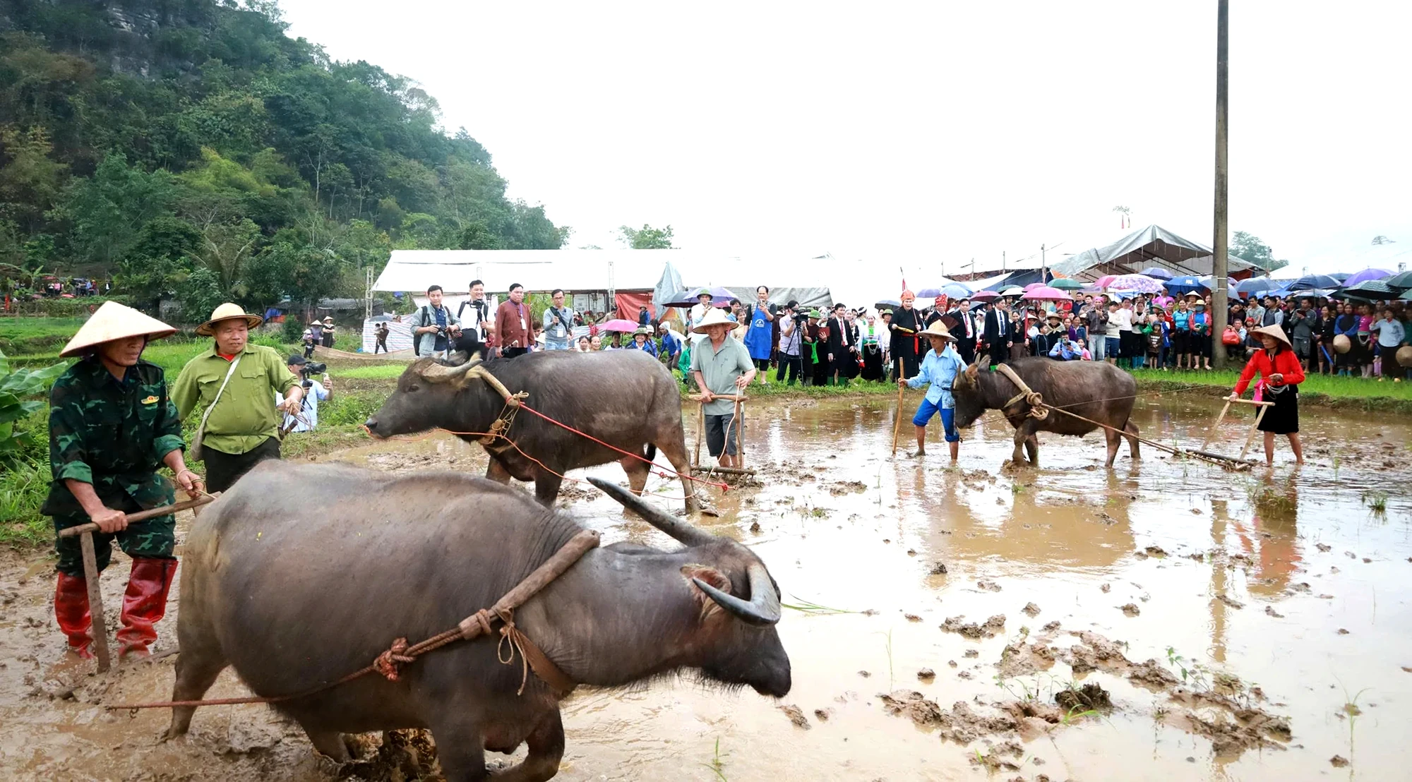 Độc đáo lễ hội Khai hạ Mường Vang