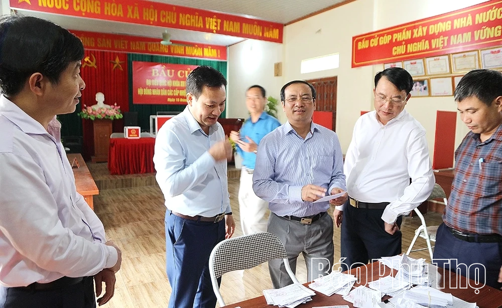 Đồng chí Lương Đức Minh làm việc với xã Hợp Lý về công tác chuẩn bị bầu cử