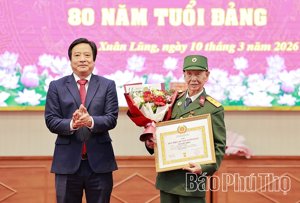 Phó Bí thư Tỉnh ủy Nguyễn Mạnh Sơn trao Huy hiệu 80 năm tuổi Đảng tại xã Xuân Lũng
