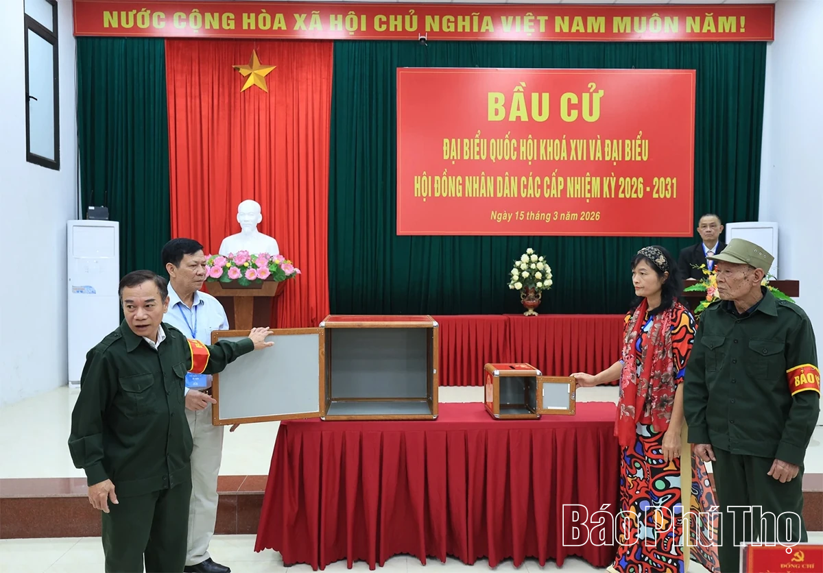 Phó Bí thư Thường trực Tỉnh ủy Bùi Văn Quang dự khai mạc và bỏ phiếu bầu cử tại phường Thanh Miếu