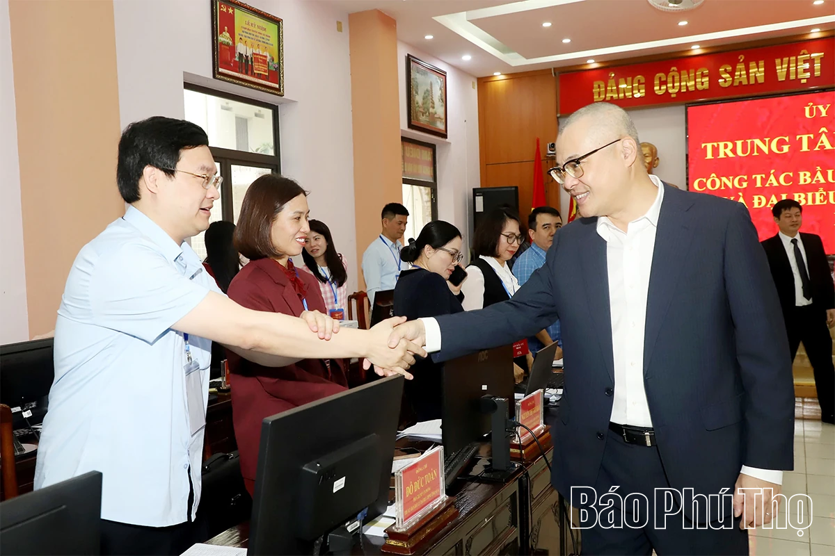 Bí thư Tỉnh ủy Phạm Đại Dương thăm, động viên lực lượng làm công tác bầu cử phường Việt Trì và Trung tâm điều hành, thông tin công tác bầu cử tỉnh