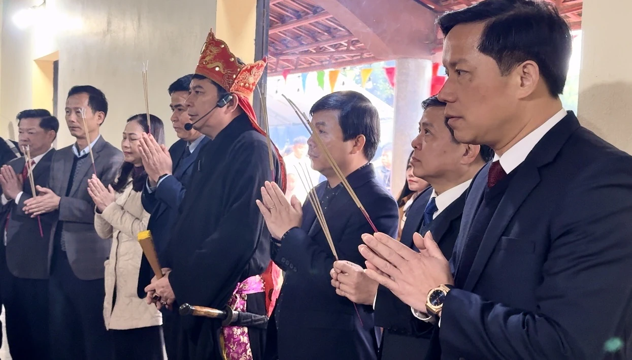 Vui kéo hội Đình Khênh