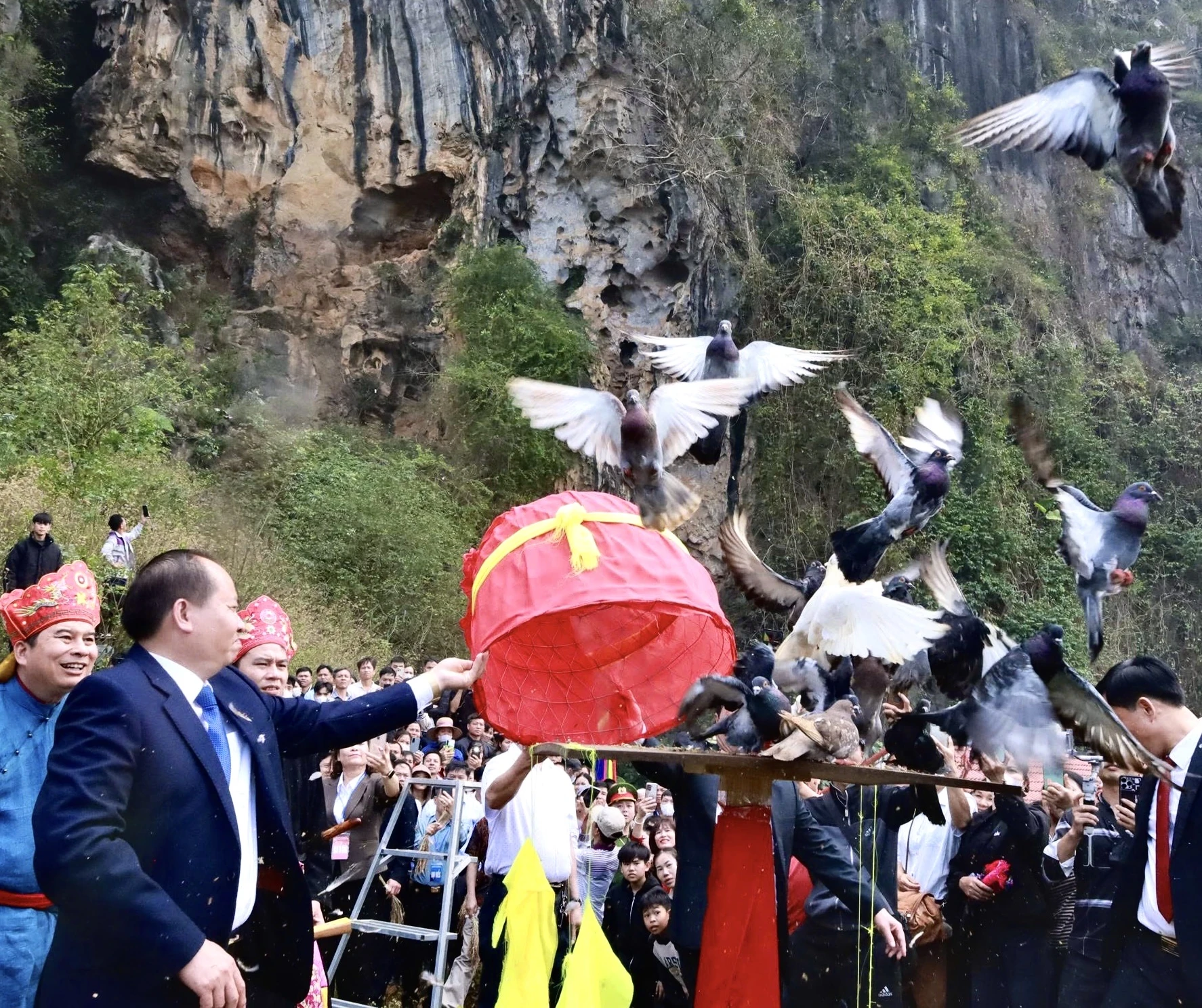 Vui kéo hội Đình Khênh