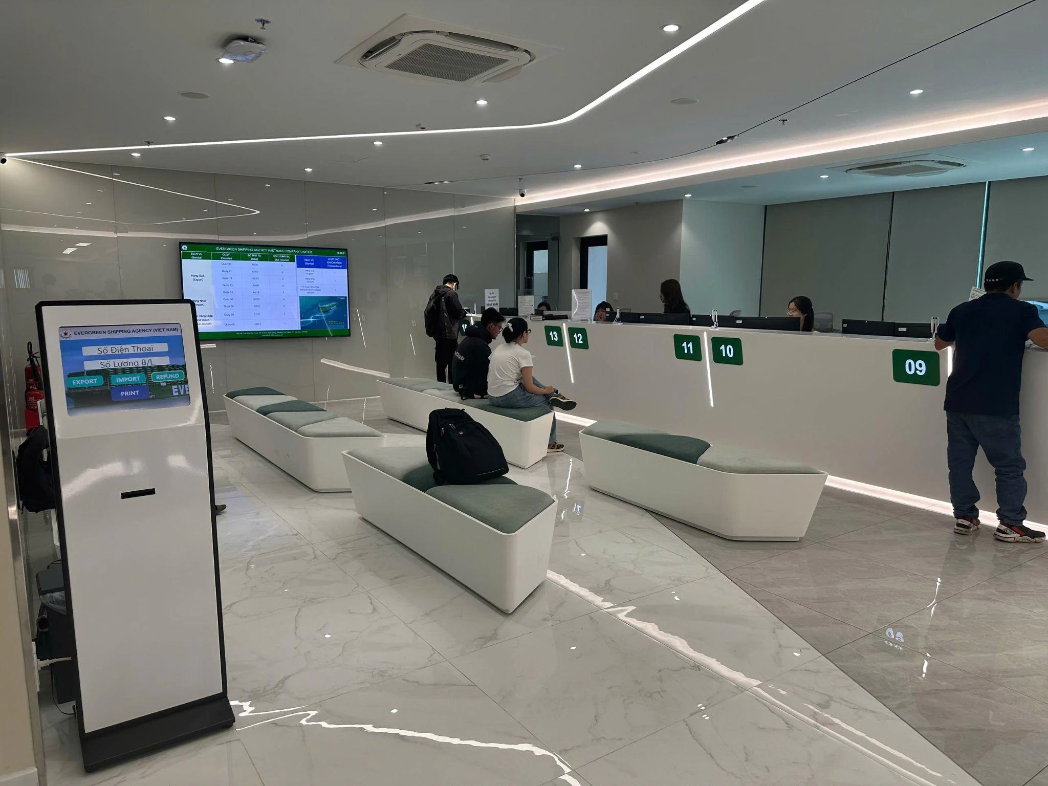 Khám phá lợi ích vượt trội của máy Kiosk và hệ thống xếp hàng tự động