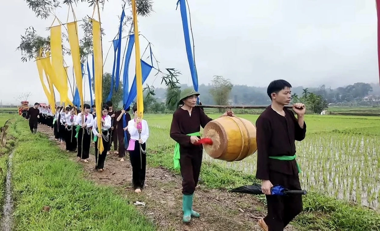 Vui kéo hội Đình Khênh