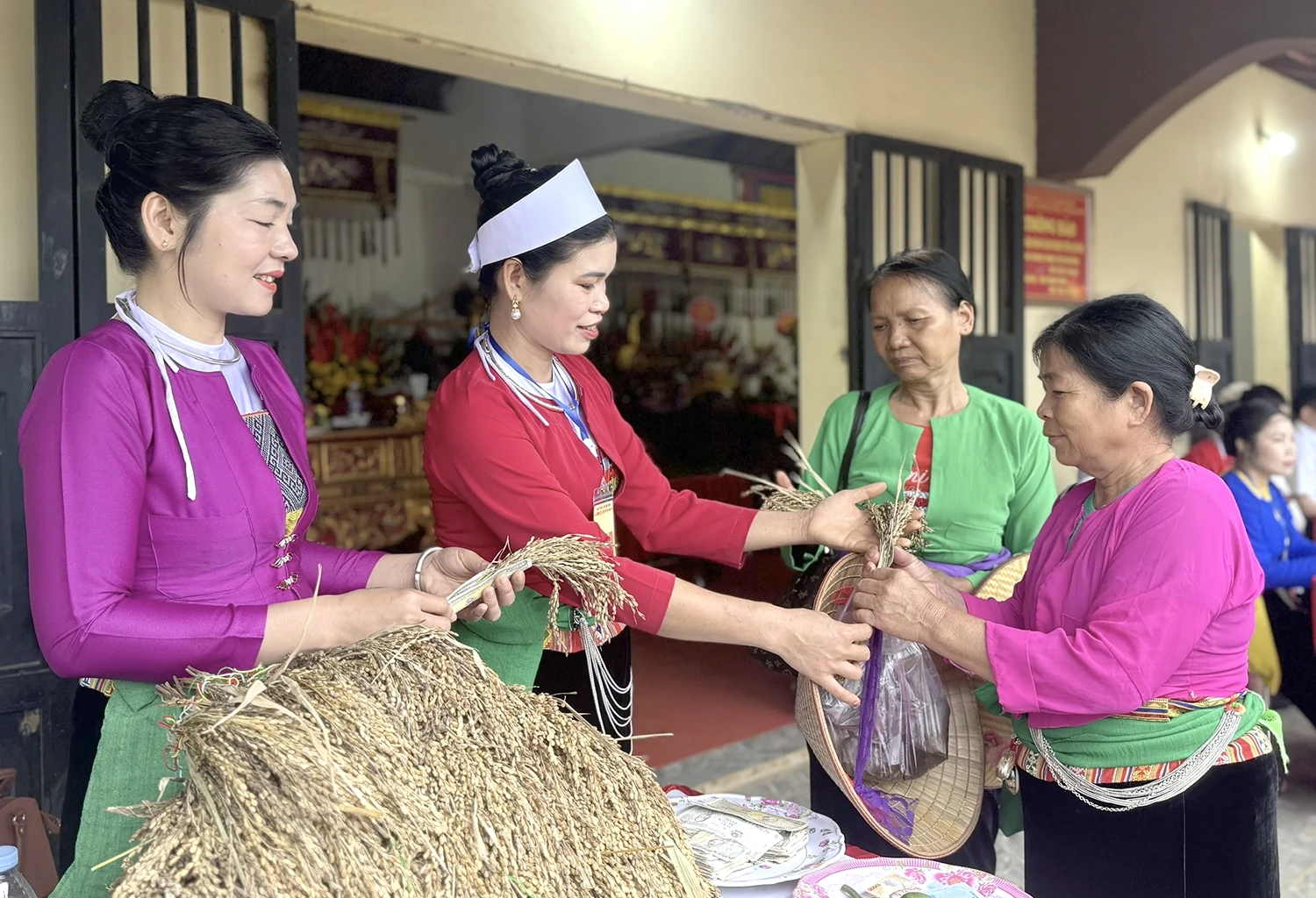 Vui kéo hội Đình Khênh