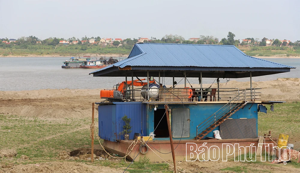 Sông Hồng trơ đáy, vận tải gặp khó khăn