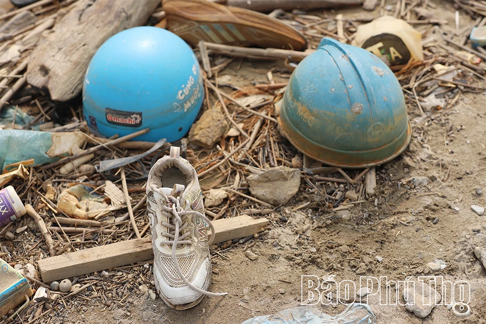 Cảnh báo tình trạng đổ chất thải bừa bãi ra sông Hồng