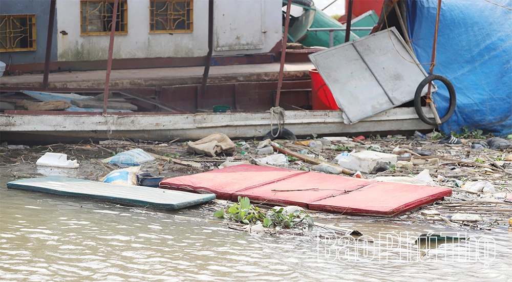 Cảnh báo tình trạng đổ chất thải bừa bãi ra sông Hồng