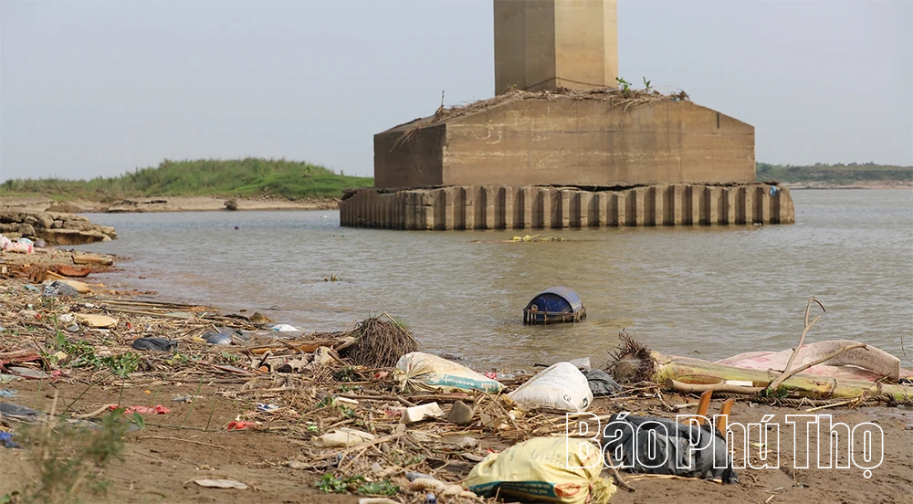 Cảnh báo tình trạng đổ chất thải bừa bãi ra sông Hồng