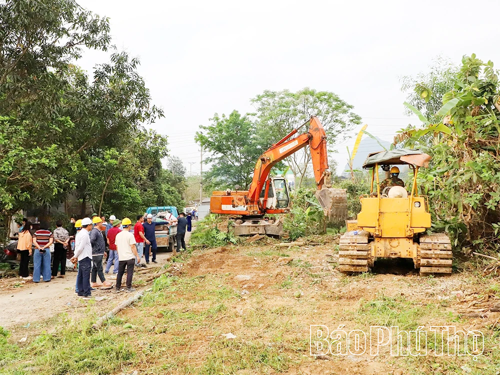 Vận động thành công hộ dân bàn giao đất cho dự án Khu công nghiệp Bờ trái sông Đà