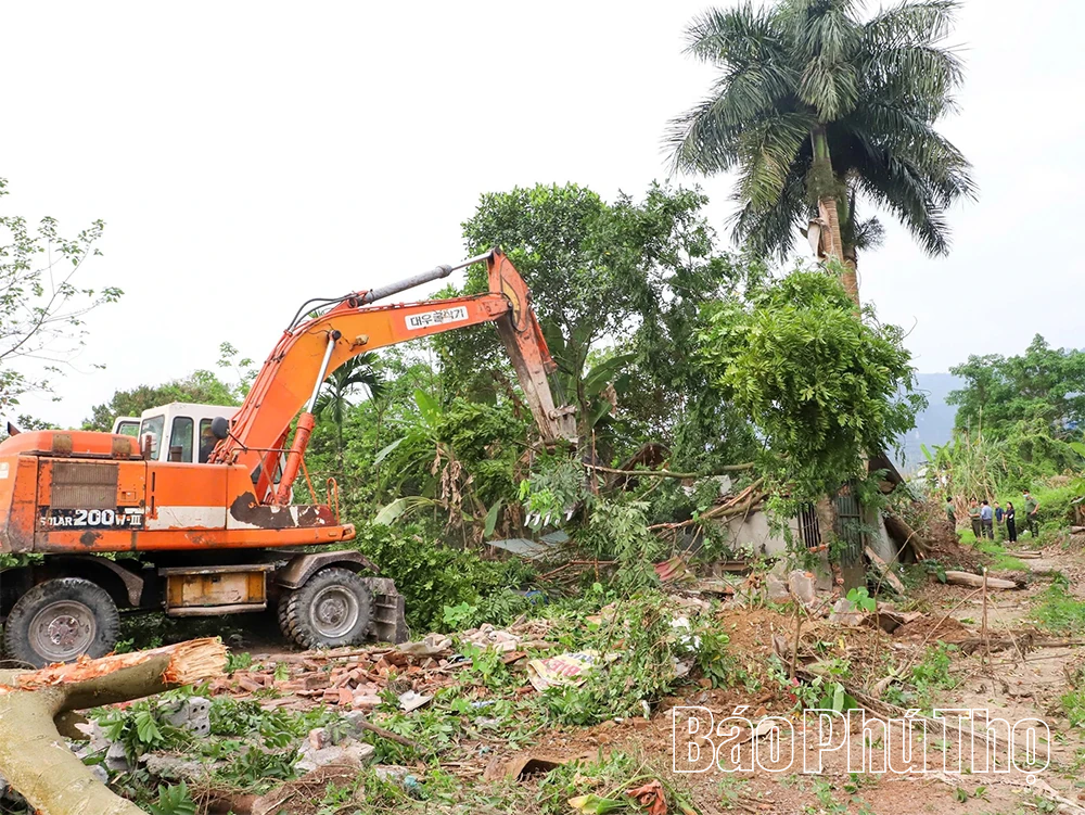 Vận động thành công hộ dân bàn giao đất cho dự án Khu công nghiệp Bờ trái sông Đà