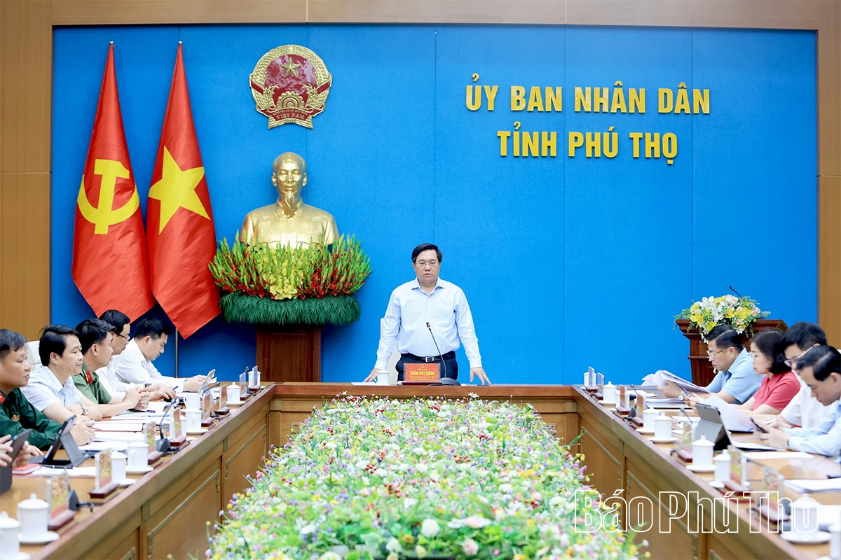 Chủ tịch UBND tỉnh Trần Duy Đông nghe báo cáo tình hình phát triển kinh tế - xã hội và tháo gỡ khó khăn giải phóng mặt bằng các dự án