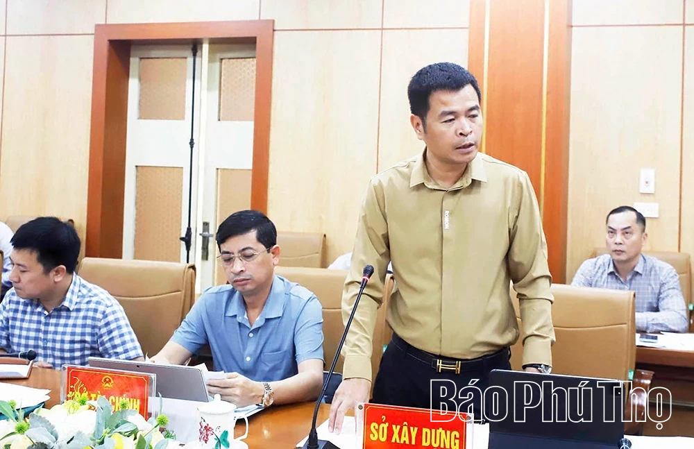 Phó Chủ tịch UBND tỉnh Vũ Việt Văn nghe báo cáo một số dự án phát triển đô thị, nhà ở