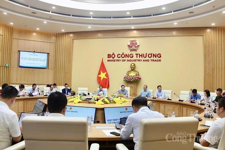 Quyết tâm triển khai sớm lộ trình chuyển đổi sang xăng E10