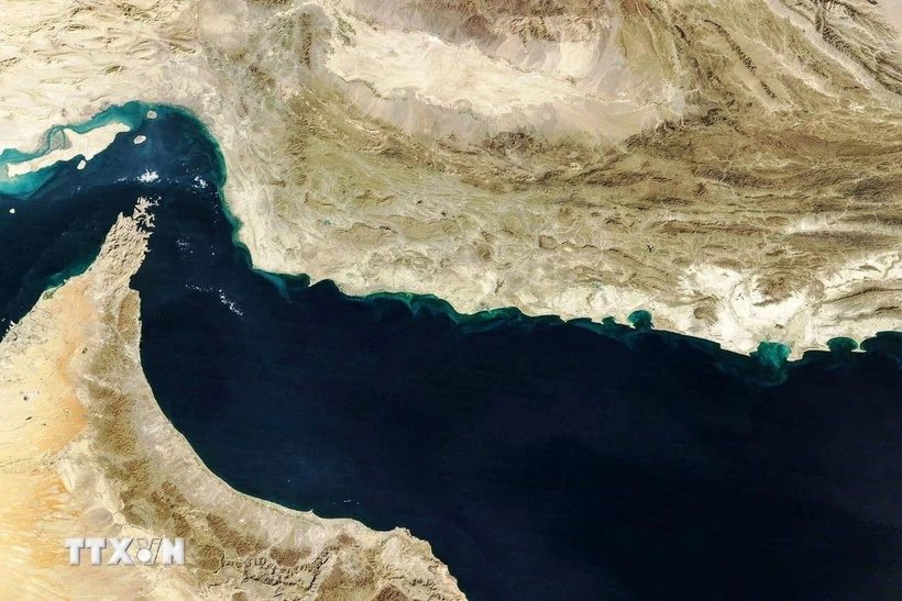 Iran tiếp tục thể hiện quan điểm cứng rắn về việc đi lại qua eo biển Hormuz