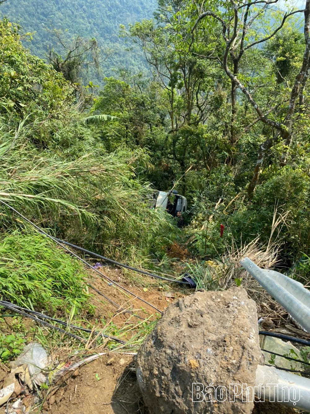 Xe ô tô khách mất phanh, lao xuống vực ở xã Tam Đảo