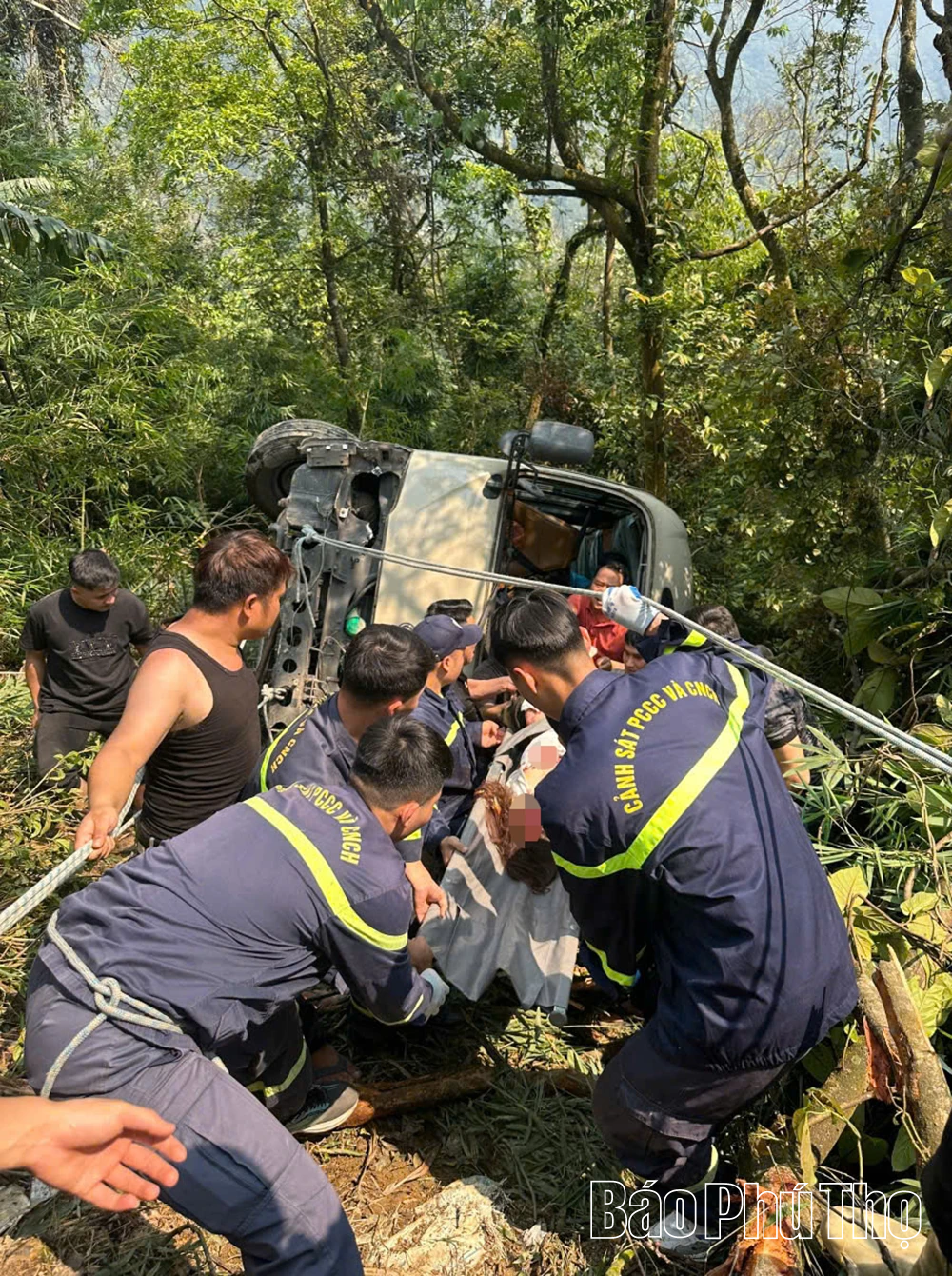 Xe ô tô khách mất phanh, lao xuống vực ở xã Tam Đảo