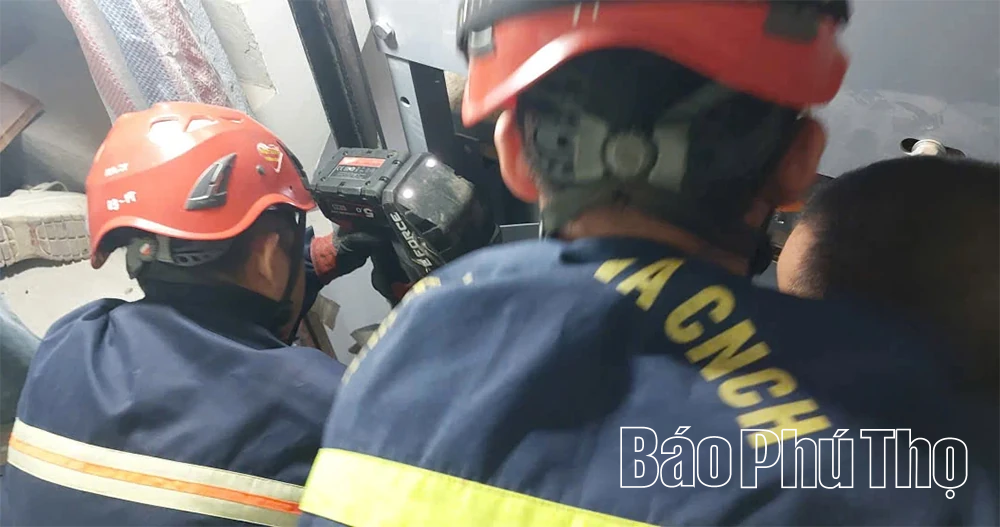 Giải cứu người mắc kẹt trong thang máy tại phường Việt Trì