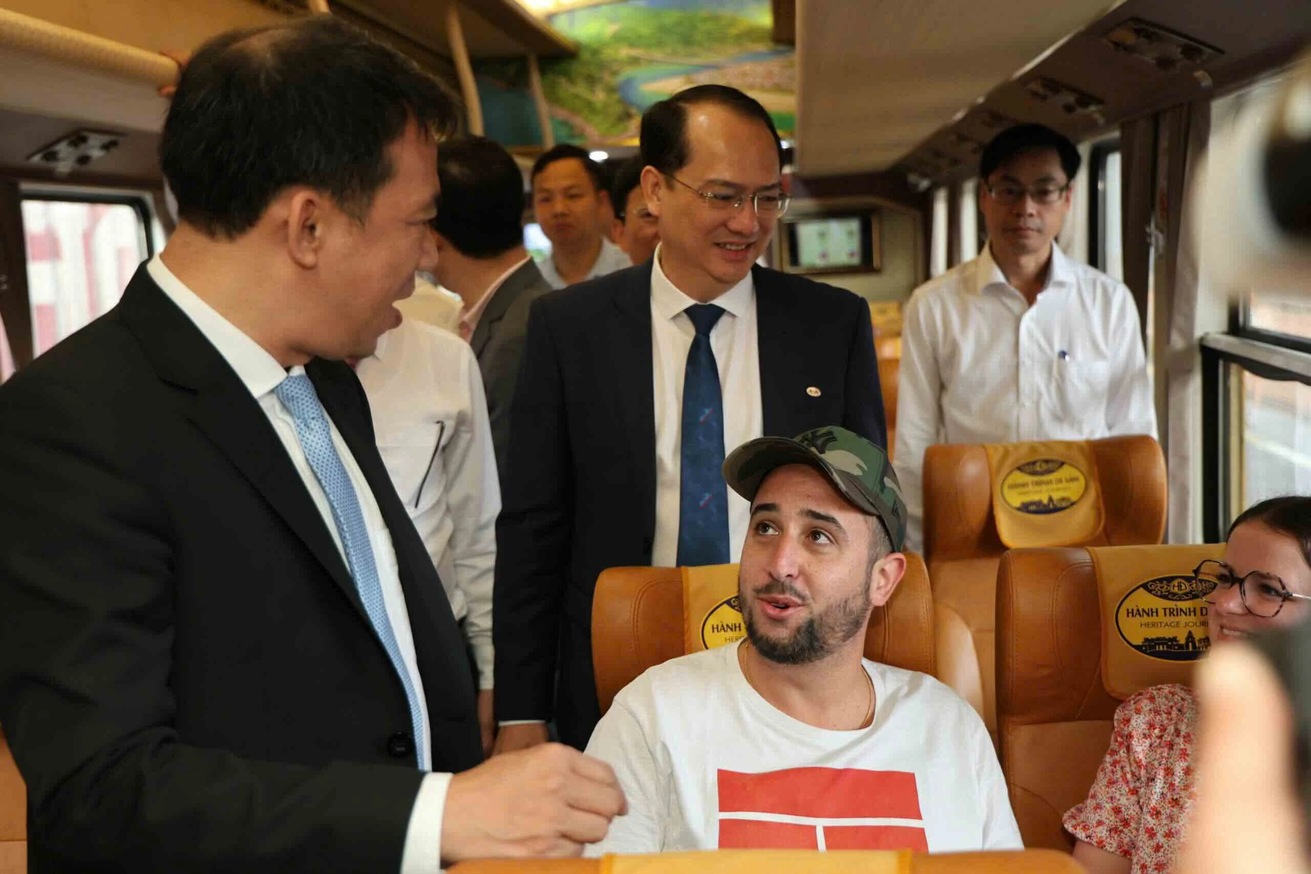 Tàu du lịch di sản thay áo mới, ga Huế thành điểm du lịch