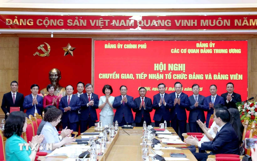 Chuyển giao và tiếp nhận 5 tổ chức đảng về Đảng ủy các cơ quan Đảng Trung ương