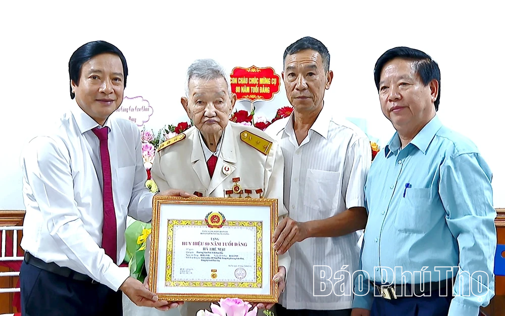 Phó Bí thư Tỉnh ủy Nguyễn Mạnh Sơn trao Huy hiệu 80 năm tuổi Đảng cho đảng viên lão thành