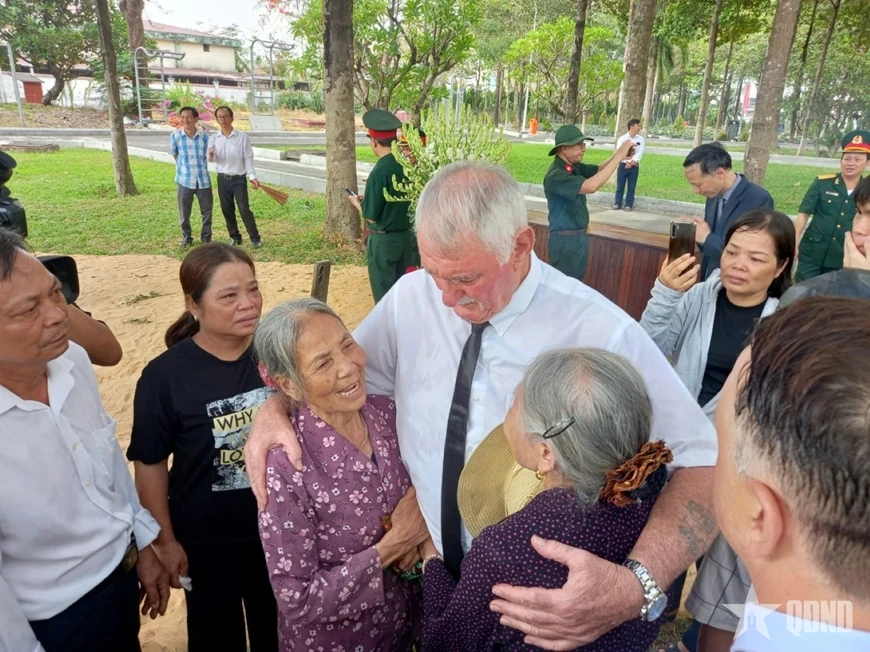 Kiến trúc sư miệt mài đi tìm mộ liệt sĩ