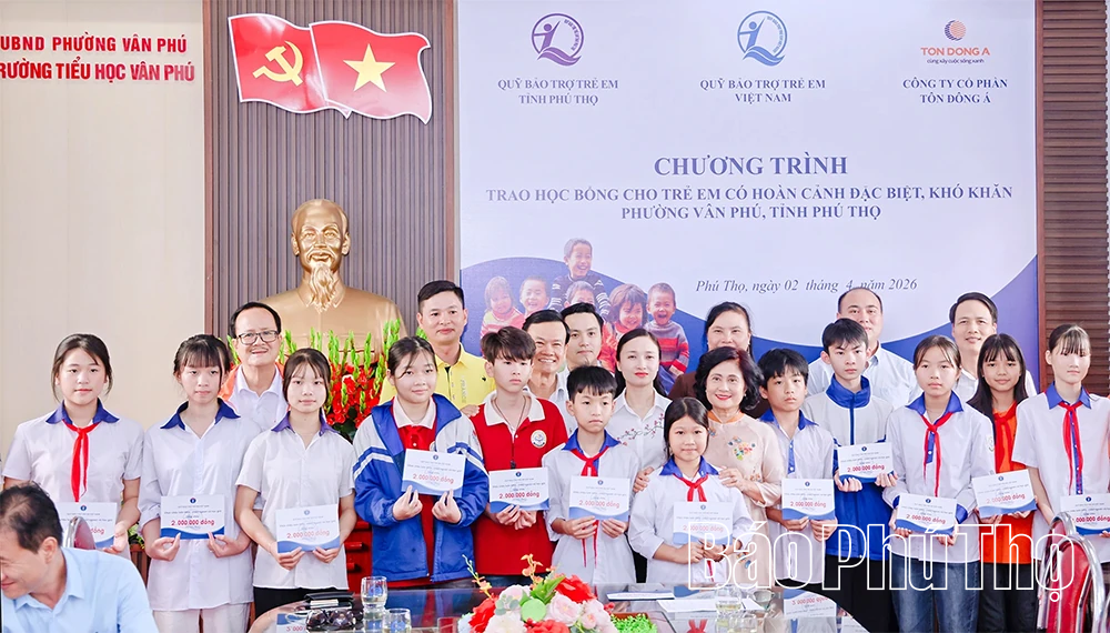 Trao 50 suất học bổng cho học sinh có hoàn cảnh khó khăn tại phường Vân Phú