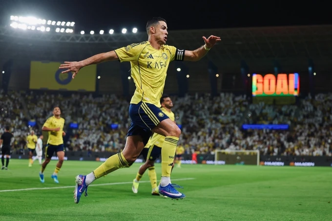 Ronaldo lập cú đúp trong ngày tái xuất