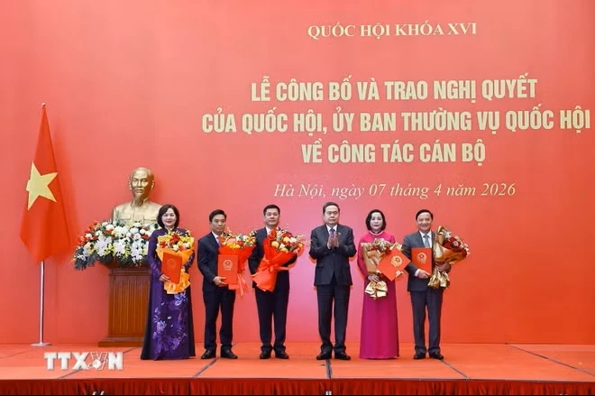 Trao Nghị quyết của Quốc hội, Ủy ban Thường vụ Quốc hội về công tác cán bộ