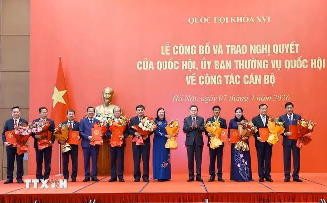 Trao Nghị quyết của Quốc hội, Ủy ban Thường vụ Quốc hội về công tác cán bộ