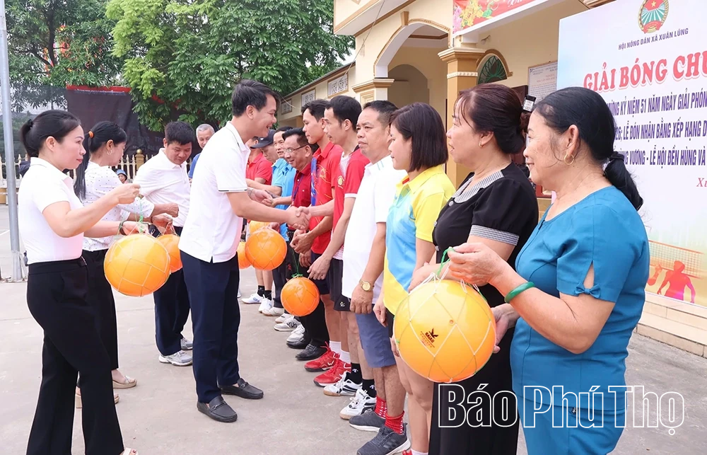 Xuân Lũng: Hơn 100 vận động viên tham gia giải bóng chuyền hơi
