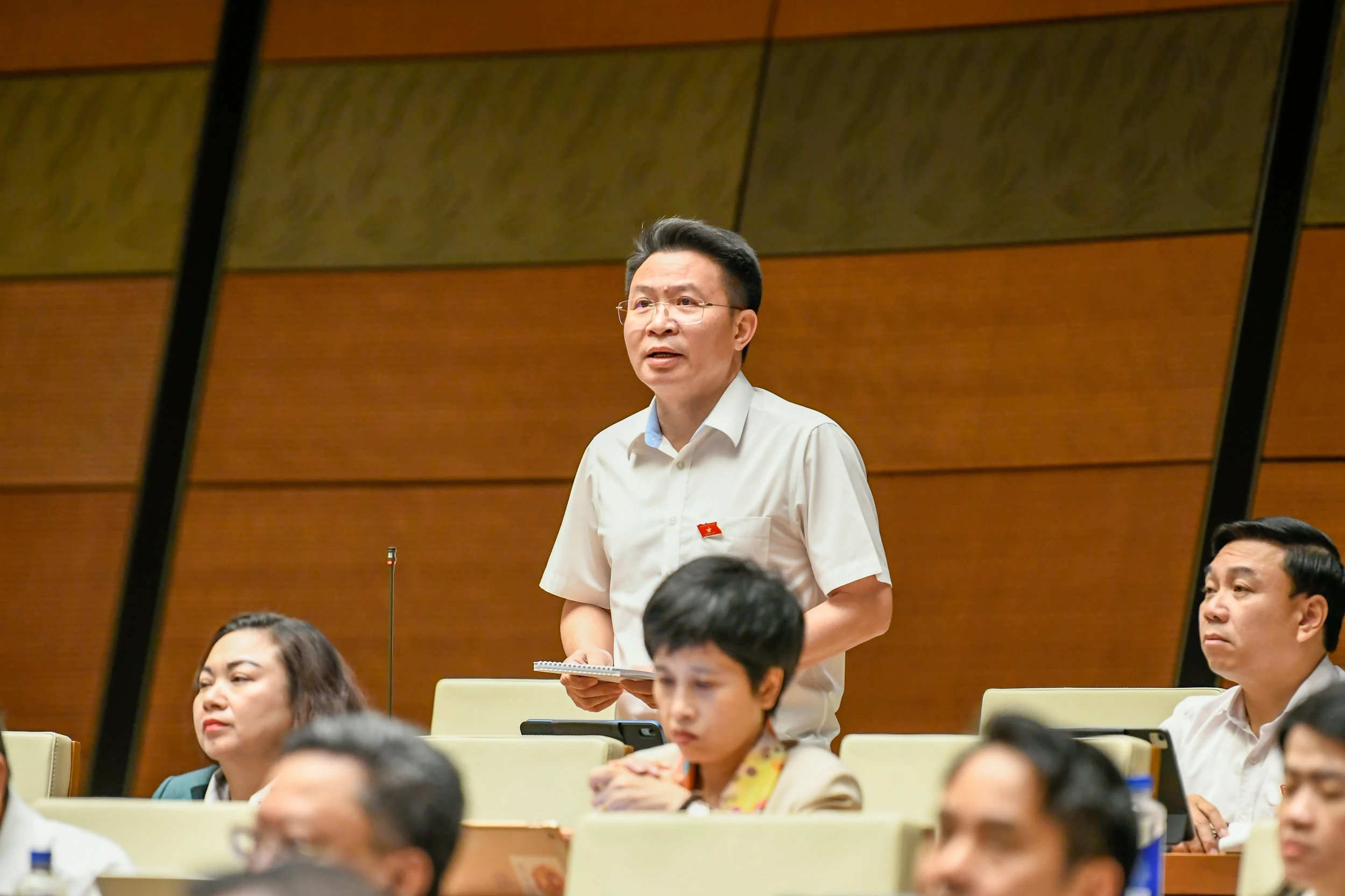 ĐBQH tỉnh Phú Thọ: Không nên bắt buộc công chứng với mọi giao dịch bất động sản; mở rộng mạng lưới trường, lớp dạy tiếng Việt ở nước ngoài