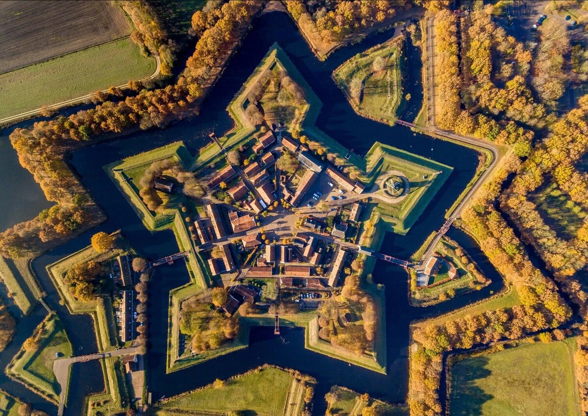 Ngôi làng đẹp như tranh vẽ, gây ấn tượng vì tạo hình ngôi sao độc đáo