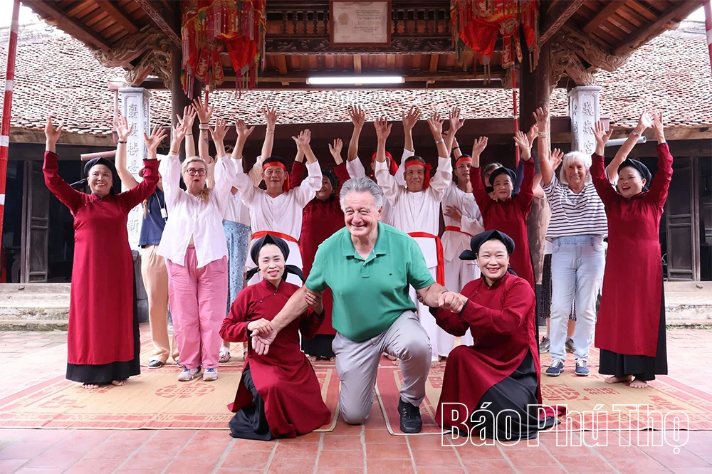 Làng cổ đón khách Tây