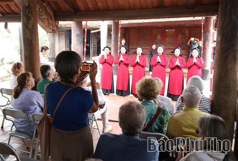 Làng cổ đón khách Tây