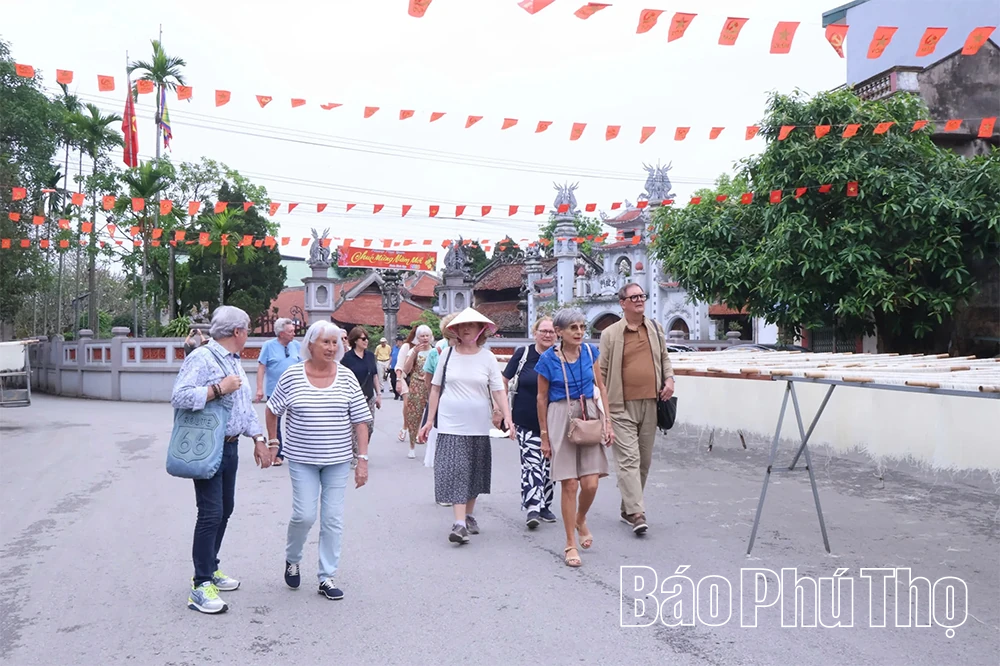 Làng cổ đón khách Tây