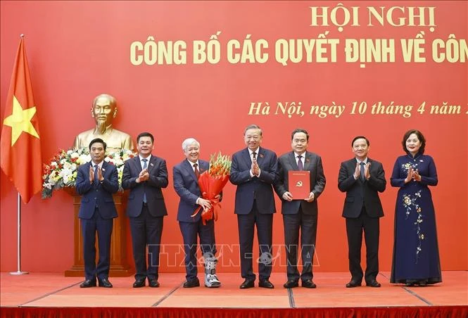 Tổng Bí thư, Chủ tịch nước Tô Lâm trao Quyết định của Bộ Chính trị chỉ định tham gia Đảng ủy Quốc hội nhiệm kỳ 2025 – 2030