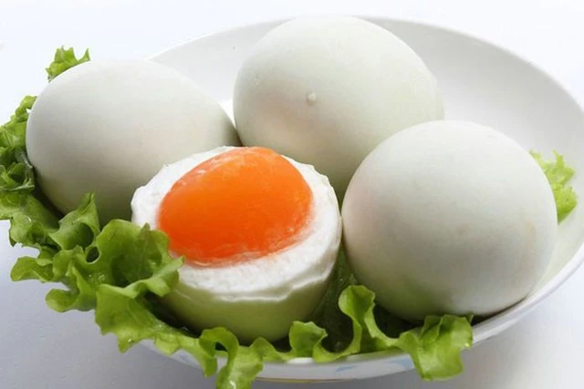 5 nhóm người không nên ăn trứng muối