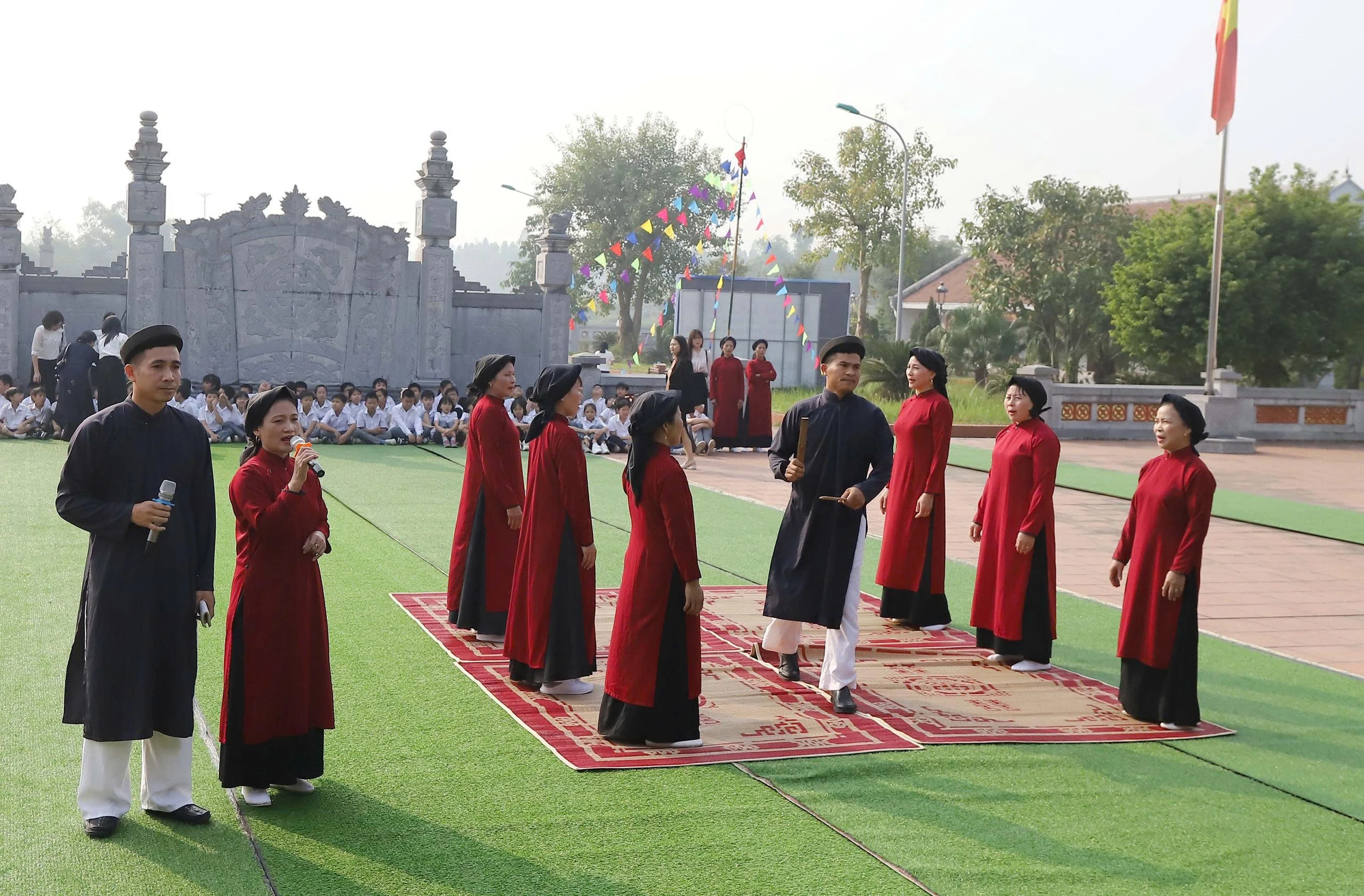 Hát Xoan làng cổ - Âm vang di sản vùng Đất Tổ