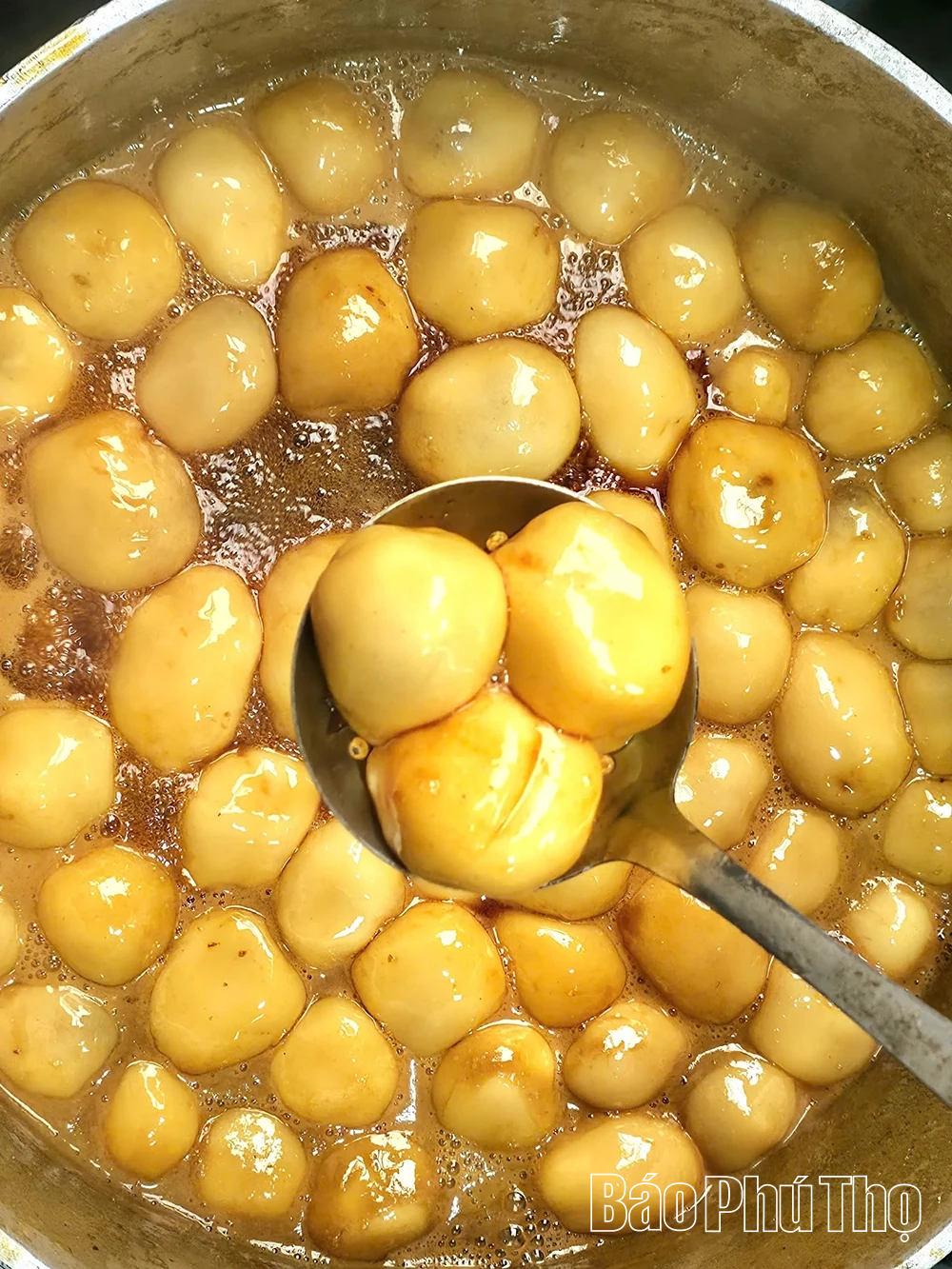 Độc đáo bánh Dùng mật mía - thức quà “nhuộm” đỏ nếp xưa Thổ Tang