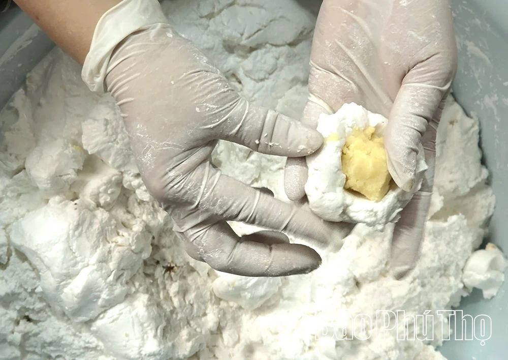 Độc đáo bánh Dùng mật mía - thức quà “nhuộm” đỏ nếp xưa Thổ Tang