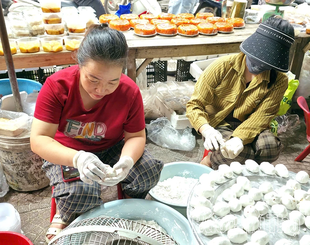 Độc đáo bánh Dùng mật mía - thức quà “nhuộm” đỏ nếp xưa Thổ Tang