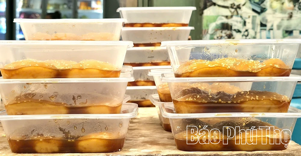 Độc đáo bánh Dùng mật mía - thức quà “nhuộm” đỏ nếp xưa Thổ Tang