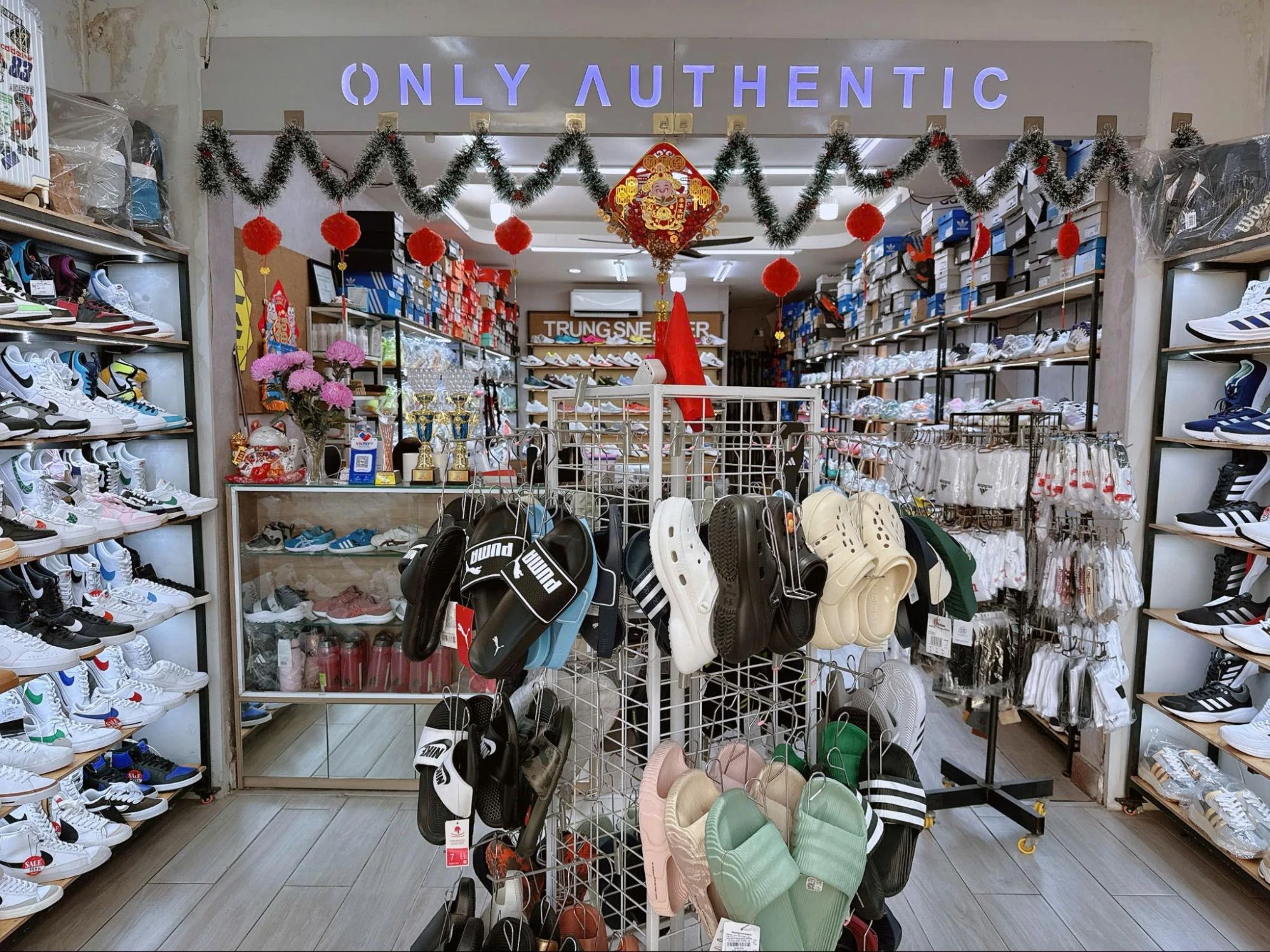 Trung Sneaker - Hệ thống cung cấp giày thể thao và thời trang chính hãng